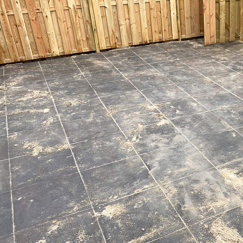 Tegelwerk achtertuin met schutting